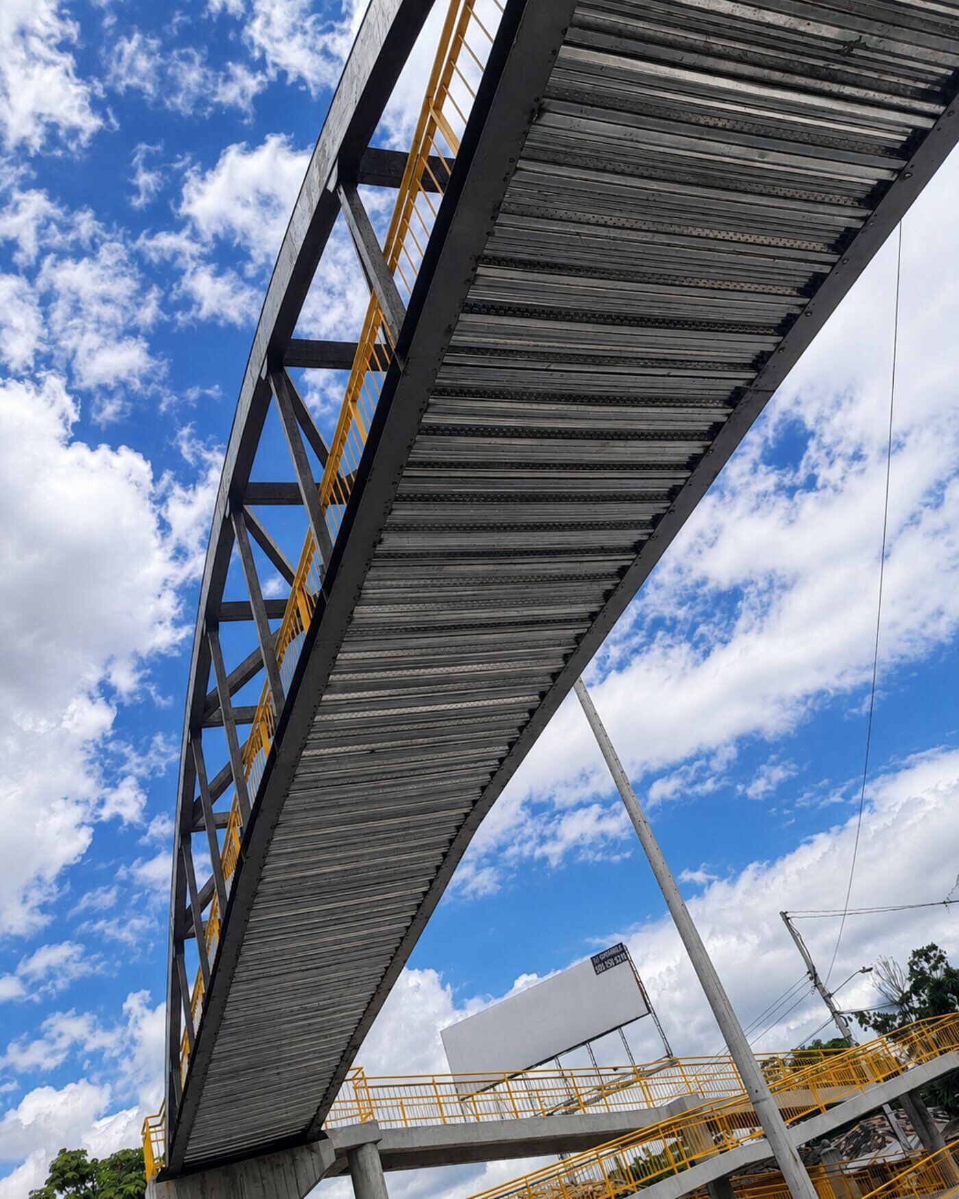 Tablero del Puente Peatonal La Amalita con acabado continuo y monolítico — ejemplo de superficie protegida con sistemas de impermeabilización 3C