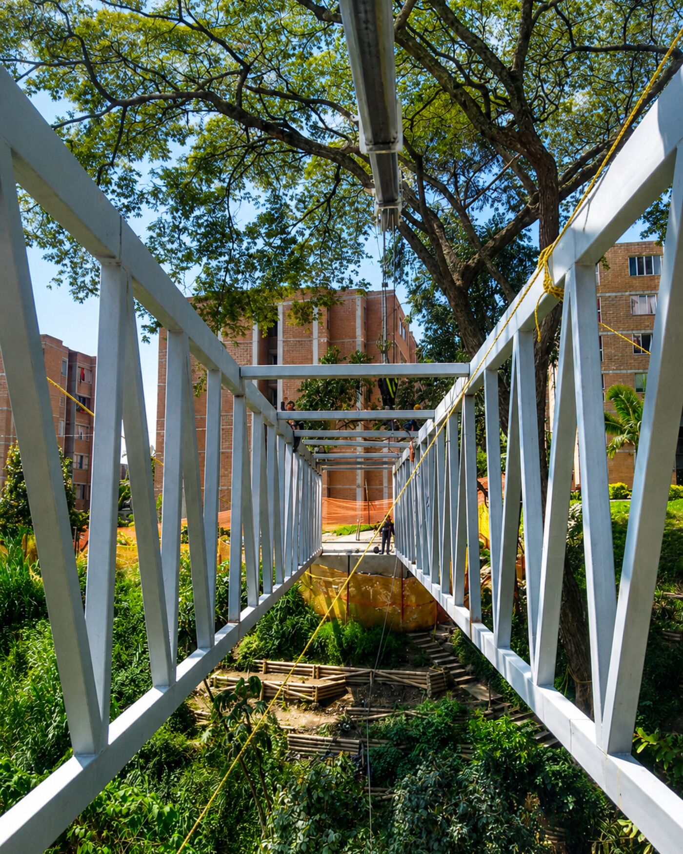 Estructura metálica de puente peatonal fabricado por 3C — armazón con perfiles tubulares y soldadura bajo norma AWS D1.1